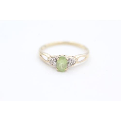 95 - 9ct gold diamond and peridot set dress ring (1.4g) Size  O