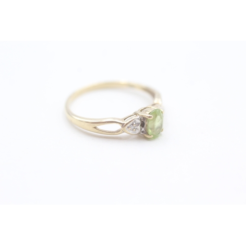 95 - 9ct gold diamond and peridot set dress ring (1.4g) Size  O