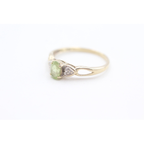 95 - 9ct gold diamond and peridot set dress ring (1.4g) Size  O