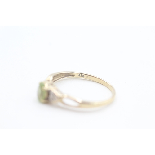 95 - 9ct gold diamond and peridot set dress ring (1.4g) Size  O