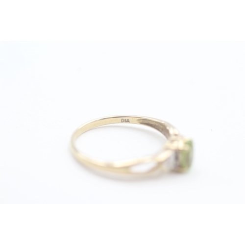 95 - 9ct gold diamond and peridot set dress ring (1.4g) Size  O