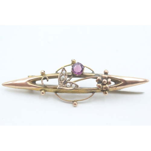 99 - 9ct gold edwardian seed pearl and purple paste set bar brooch (1.7g)