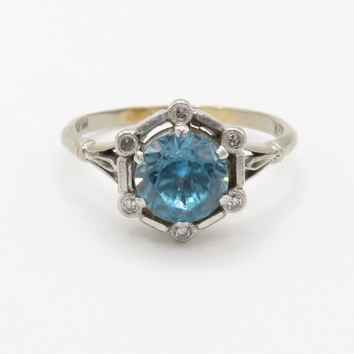 151 - 18ct gold and platinum blue zircon and diamond dress ring (4.4g) Size  T