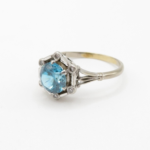 151 - 18ct gold and platinum blue zircon and diamond dress ring (4.4g) Size  T