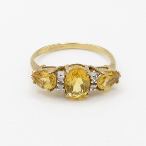 100 - 9ct gold citrine three stone ring with diamond spacers (2g) Size  P