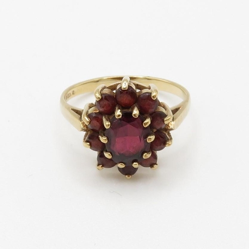 112 - 9ct gold vintage garnet set cluster ring (2.8g) Size  J