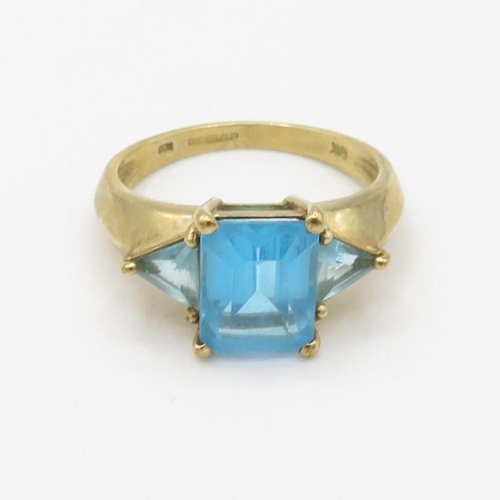 13 - 9ct gold two tone blue topaz three stone ring (3.3g) Size  O