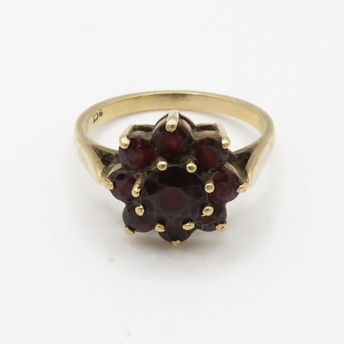 139 - 9ct gold vintage garnet set cluster ring (3.2g) Size  O