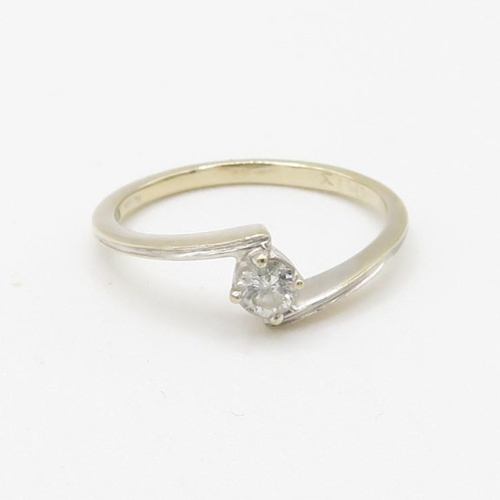 141 - 18ct gold round brilliant diamond solitaire ring (1.7g) Size  K