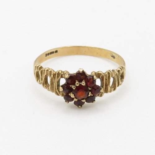 189 - 9ct gold garnet floral cluster ring (1.7g) Size  Q