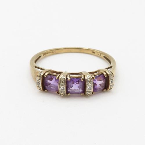 200 - 9ct gold amethyst three stone ring with diamond spacers (2.6g) Size  T