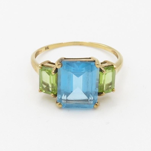 203 - 9ct gold peridot and blue topaz set trilogy ring (2g) Size  P 1/2