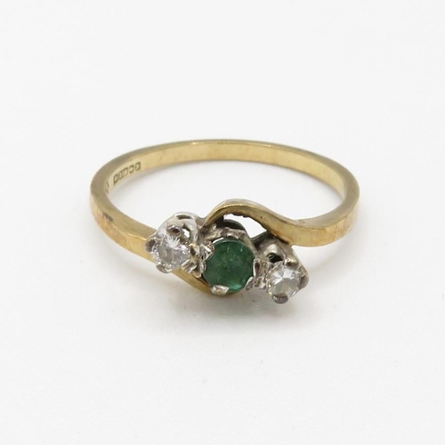 206 - 9ct gold diamond & emerald three stone ring (1.9g) Size  M