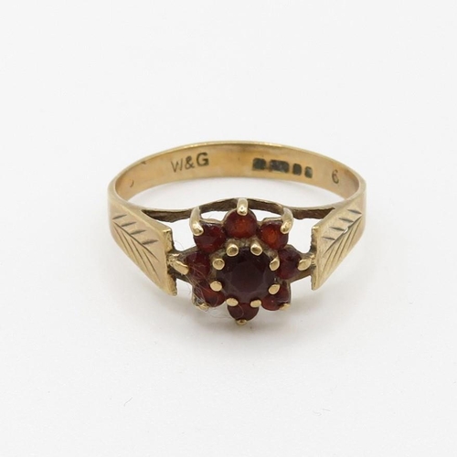 55 - 9ct gold garnet floral cluster ring (1.4g) Size  K