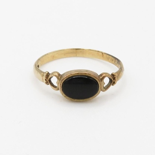 65 - 9ct gold onyx signet ring (1.2g) Size  N