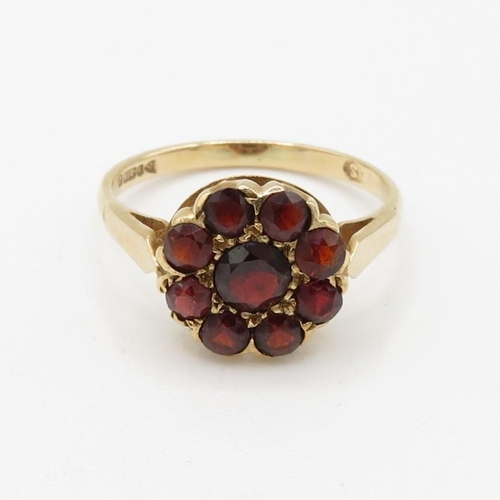 84 - 9ct gold garnet set floral cluster ring (2g) Size  N