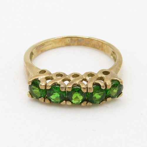 100 - 9ct gold diopside five stone ring (2.9g) Size  N