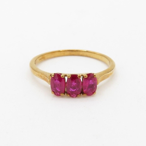 4 - 10kt gold oval cut ruby set trilogy ring (1.8g) Size  O