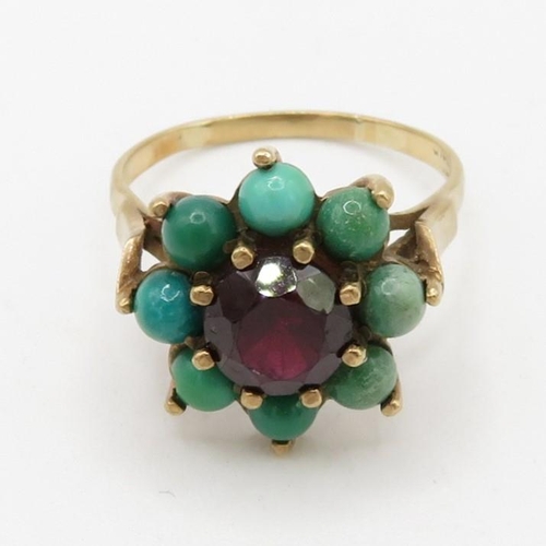 65 - 9ct gold green turquoise & garnet floral cluster cocktail ring (5.1g) Size  U