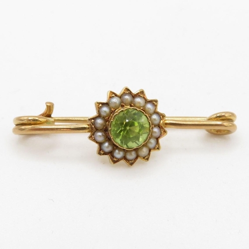 68 - 15ct gold antique peridot and seed pearl set floral cluster bar brooch (2.3g)