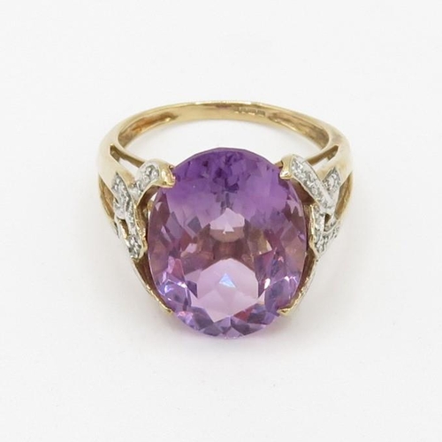 79 - 9ct gold diamond accented amethyst set cocktail ring (3g) Size  O