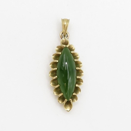 80 - 18ct gold vintage marquise shaped cabochon nephrite set pendant (3g)