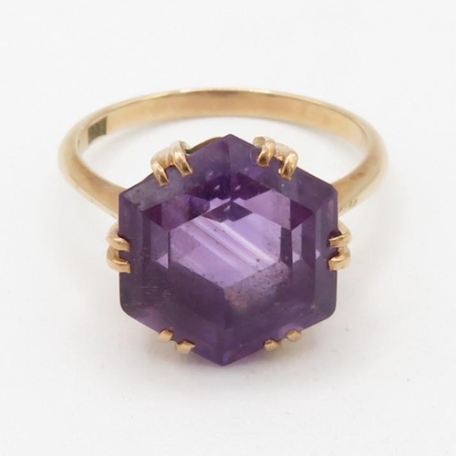 81 - 9ct gold amethyst single stone ring (3.5g) Size  S