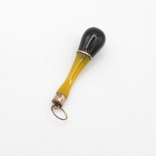 33 - 8ct gold and plastic pipe pendant (0.7g)