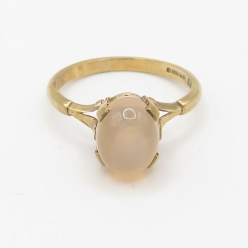 104 - 9ct gold peach moonstone cabochon set solitaire ring (2.6g) Size  P