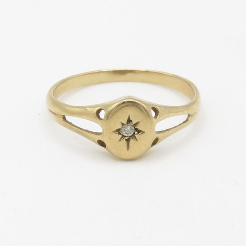 110 - 9ct gold star set paste dainty signet ring (1.3g) Size  L