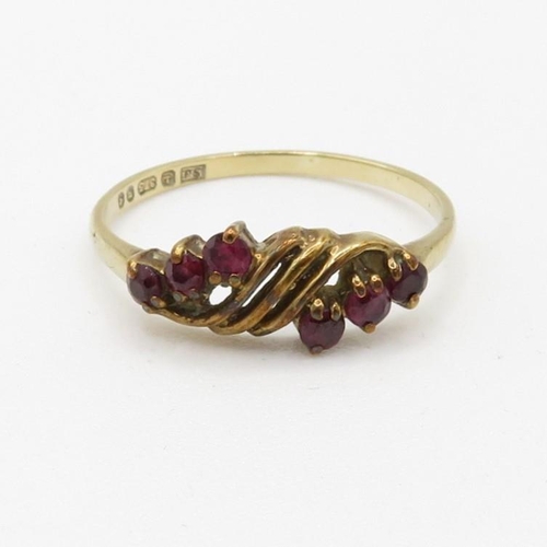 121 - 9ct gold ruby set ribbon dress ring (1.3g) Size  N