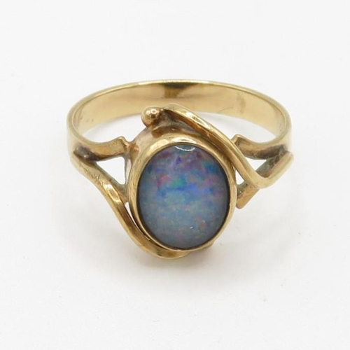 122 - 9ct gold vintage blue opal triplet set cocktail ring (2.8g) Size  P