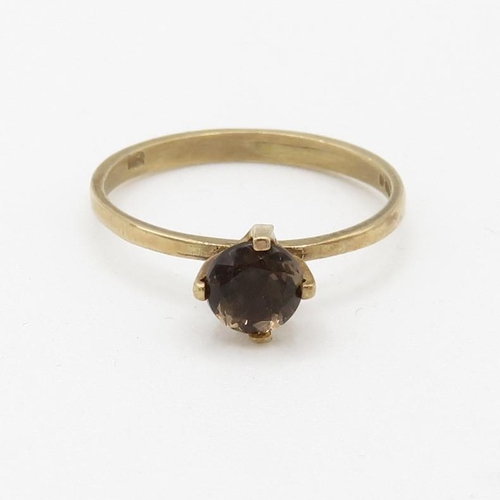 162 - 9ct gold vintage smokey quartz set solitaire ring (1g) Size  K 1/2