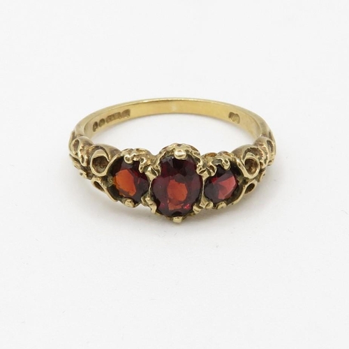 164 - 9ct gold garnet set trilogy ring (2.7g) Size  M 1/2