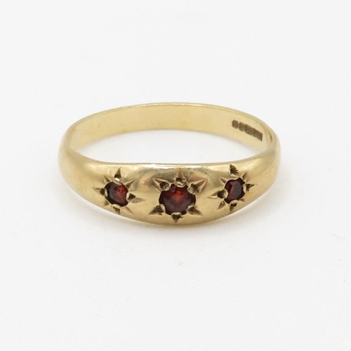 165 - 9ct gold antique star set garnet trilogy ring (1.8g) Size  M