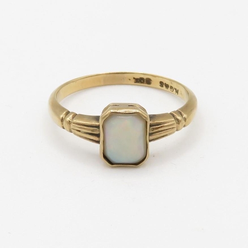 18 - 9ct gold opal single stone ring (2.4g) Size  Q