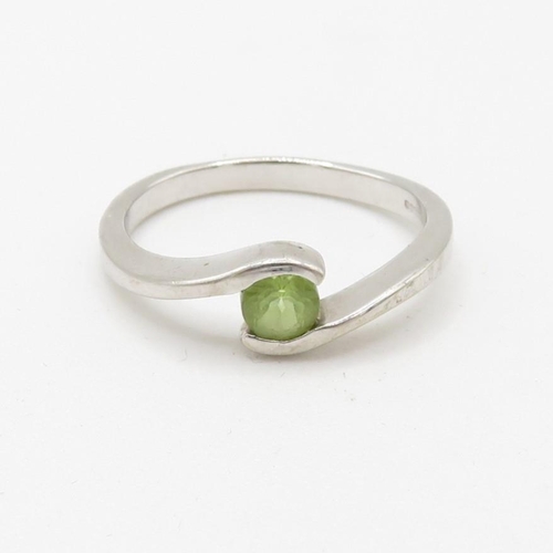 180 - 9ct white gold peridot set solitaire ring (2.6g) Size  N