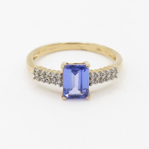 187 - 10kt gold tanzanite and white gemstone set dress ring (1.9g) Size  N