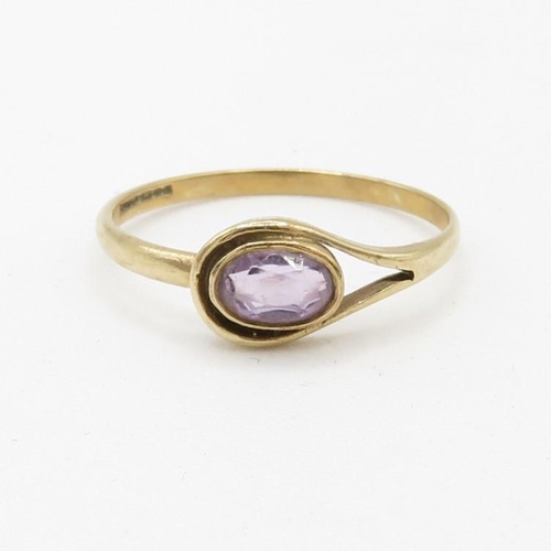 191 - 9ct gold oval cut amethyst set dainty dress ring (1.3g) Size  P