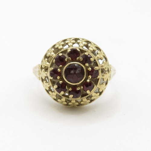 193 - 8ct gold vintage garnet cluster bombe ring (2.8g) Size  M