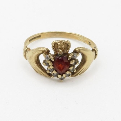 194 - 9ct gold garnet and cz set claddagh dress ring (2.1g) Size  N