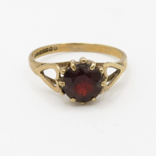 195 - 9ct gold claw set round cut garnet solitaire ring (1.8g) Size  N