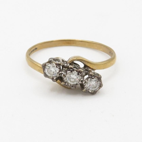 200 - 9ct gold vintage diamond set trilogy ring (2.1g) Size  Q