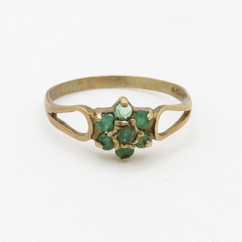 44 - 9ct gold vintage emerald set floral cluster ring (1.1g) Size  O 1/2