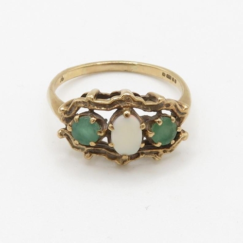 50 - 9ct gold vintage opal and emerald set cocktail ring (3g) Size  R