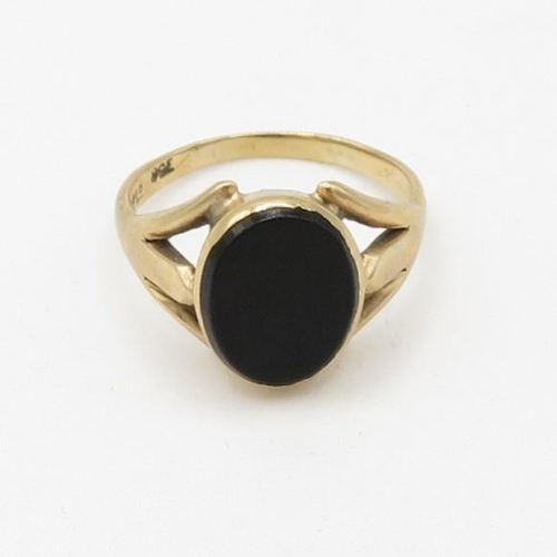 82 - 9ct gold vintage oval table cut onyx set signet ring (2g) Size  H 1/2