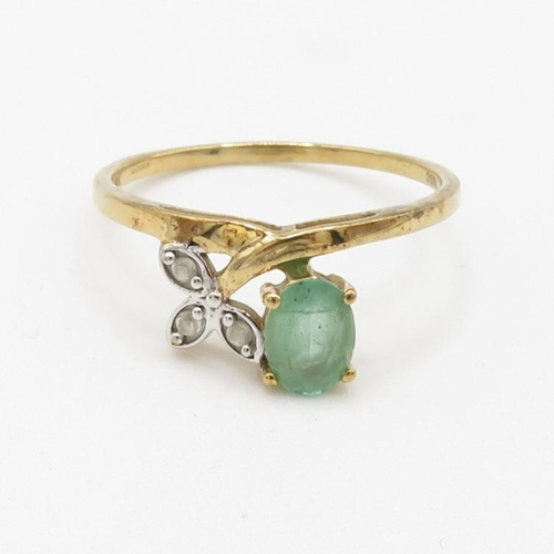 85 - 9ct gold white gemstone and emerald set wishbone shaped dress ring (1.9g) Size  T 1/2