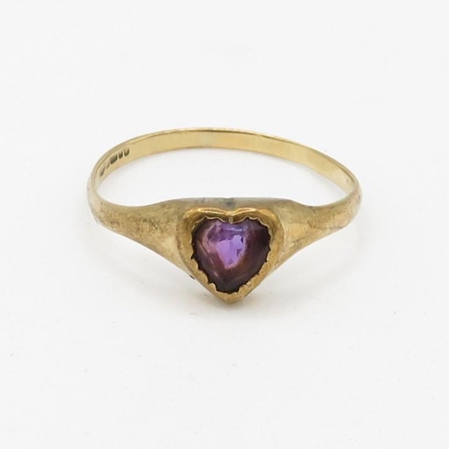 89 - 9ct gold vintage heart cut amethyst set solitaire ring (1g) Size  N