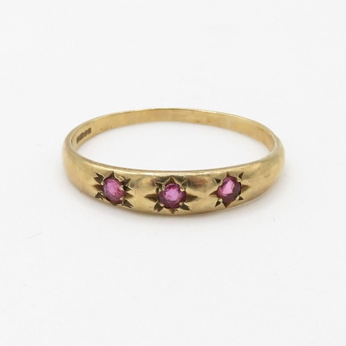 92 - 9ct gold star set ruby trilogy ring (1.7g) Size  V