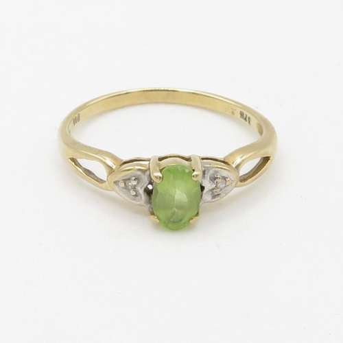 95 - 9ct gold diamond and peridot set dress ring (1.4g) Size  O